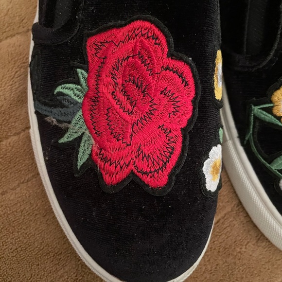 NWT Massini velvet pillow with floral embroidery 8 - Picture 5 of 6